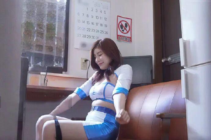 九游APP-神仙木有她美丽，黑丝哪有白衬衫性感